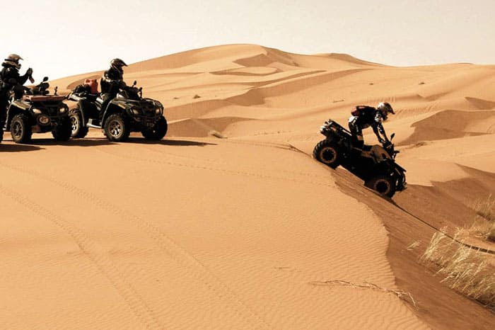 Explorer les dunes de sable en quad